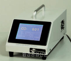 (주)한국산업기기의 airwell plus(휴대형 실내 공기중 co2 측정장치)는 2007년 11월 국내 최초 환경부 형식 승인을 받았다. 이 장치는 비분산 적외선 분석 방식(0-5000 ppm)으로 24시간 연속측정이 가능하며co2 외에도 기타 성분 추가 측정이 가능하다. (www.gokinsco.com 문의 : 02-908-9667)