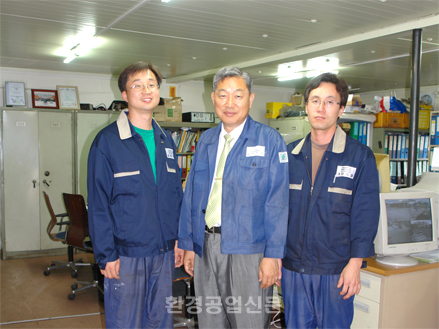 ▲ 왼쪽부터 정운수 이사, 박영걸 회장, 유호종 과장