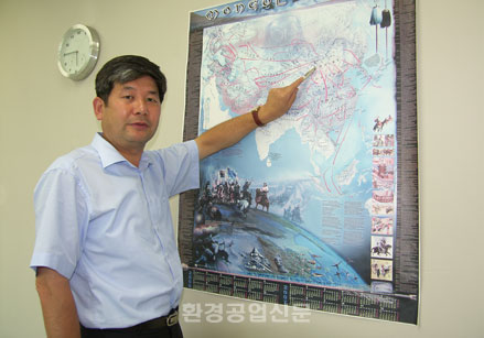 ▲ 세계지도에서 몽골을 가리키는 ‘인천지역환경기술개발센터’ 