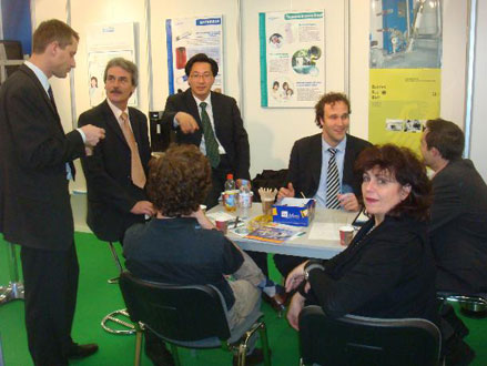  지난 3월 10일~14일(5일간) 독일 프랑크푸르트에서 “ish messe 2009(국제 냉난방기구 박람회) 가 개최되었다. 냉난방 및 공조 분야의 최신 기술이 총망라되는 세계적 규모의 국제 박람회로 격년제로 개최되며 전 세계 2500여개의 해외 유수의 관련 기업들이 참가하는 이 박람회에 물리적 수처리기 스케일 부스터로 국내에서 탄탄한 기반을 다져온 수처리 전문기업 (주)진행(대표이사 심학섭)이 “스케일 부스터”와 함께 신제품 “직결수기 그린비”를 출품하였다. 스케일 부스터는 노후배관의 부식문제를 해결하고 수명을 연장해주는 물리적 수처리기로 이미 국내에서는 약 90여 지자체 상수도에 설치되어 효과가 입증되고 있으며 해외에도 독일수상관저, 벤츠사, bmw, bosch, 알리안츠, 티센그룹, abb 등 30개국 30만 여곳에 설치될 정도로 성능을 인정받고 있다. 신제품 “직결수기 그린비”는 수돗물을 불신해서 출시된 정수기와는 달리 우수한 품질의 우리나라 수돗물의 장점을 그대로 유지하고 배관부식 등에 따른 중금속 유출, 세균문제, 염소냄새를 제거해 가장 깨끗한 수돗물을 가정에서 그대로 먹을 수 있도록 개발되었다.  불필요한 정수과정을 거치지 않기에 버려지는 물이 전혀 없고, 세계 63개국 특허를 가진 아연이온수발생기를 장착해 수돗물 내 중금속 환원을 통한 흡착, 제거는 물론, 특히 인체에 유해한 중금속으로 알려진 수은, 동 등을 98~100% 까지 제거한다.  또한 과산화수소수(h2o2)를 생성하여 세균 살균에 도움을 주며, 인체성장 및 질병예방에 꼭 필요한 아연 등 미네랄 섭취를 강화시켜 좋은 물맛을 유지하고 우리 몸에 가장 건강하고 적합한 물을 공급하게 된다. 또한 최근 문제가 되고 있는 다이옥산의 경우 공인된 기관인 한국환경수도연구소에서 수질검사를 한 결과 제거율이 98%이상임이 입증되었다. 이와 같이 뛰어난 성능을 가진 그린비는 수질이 좋지 않은 유럽시장에서도 필수적인 제품이라는 호평과 함께 많은 바이어들의 관심을 모았다.1 00여개국 20만 여명이 참관한 이번 박람회에서 좋은 성과를 얻은 (주)진행은 스케일 부스터와 그린비가 국익과 국민의 건강을 위한 제품인 만큼 유럽시장 공략을 가속화하고 공격적 마케팅으로 본격적인 매출확대에 힘쓸 계획이다. 